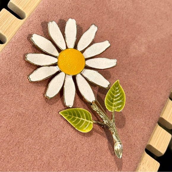 Vintage Jewelry - 08 . Vintage 🌸 Enamel Daisy Flower Pin